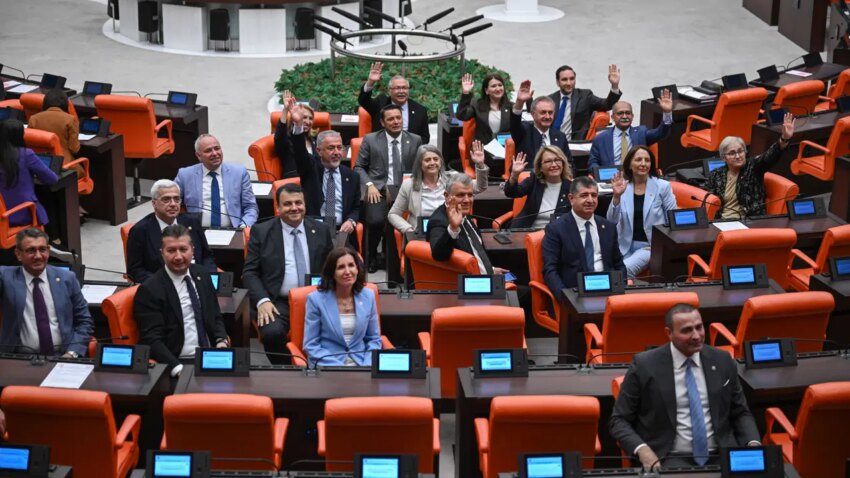 Yeni parti sonrasi mecliste oturma duzeni degisti tbmm genel kurulu 7 siyasi parti grubuyla YX6q78I1.jpg