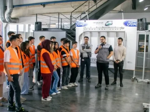 Yesilova zirvesinde gencler is dunyasiyla bulustu NKOFC1KF.webp