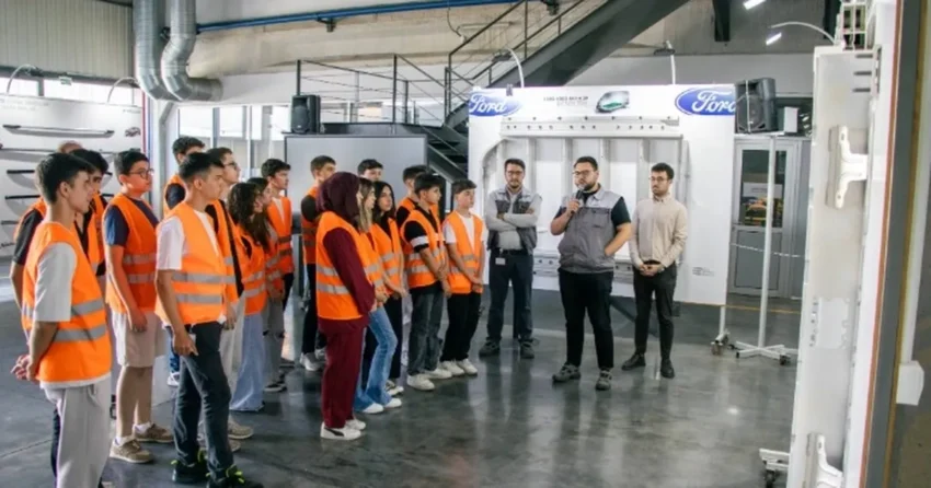Yesilova zirvesinde gencler is dunyasiyla bulustu NKOFC1KF.webp