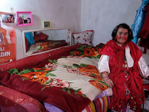 Yillarca kirmizi kiyafetleriyle taninmisti sultan ozcandan aci haber KXwJ3ItT.png