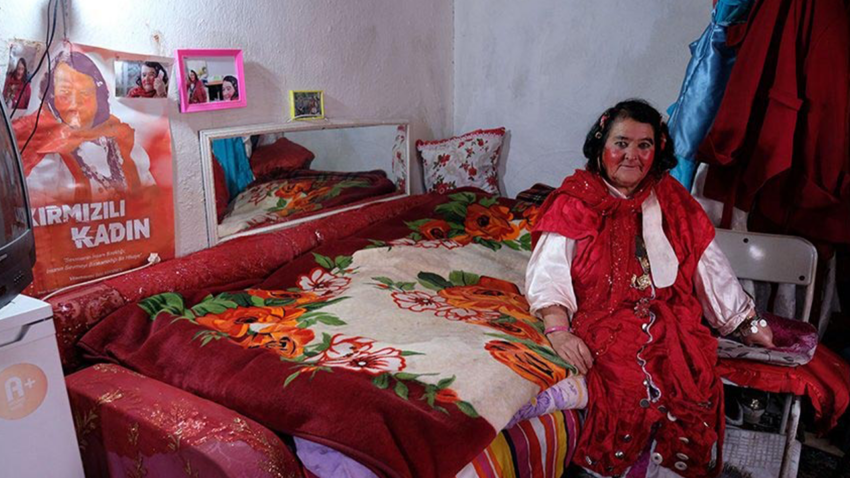 Yillarca kirmizi kiyafetleriyle taninmisti sultan ozcandan aci haber KXwJ3ItT.png