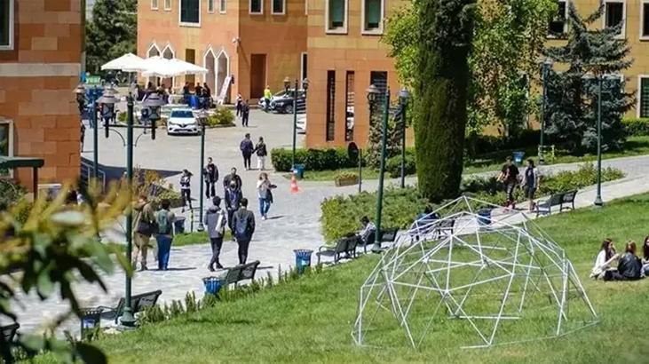 Yok duyurdu ozel bir universitede ayet yazili pankartin kapatilmasina sorusturma mJ9sXefP.jpg