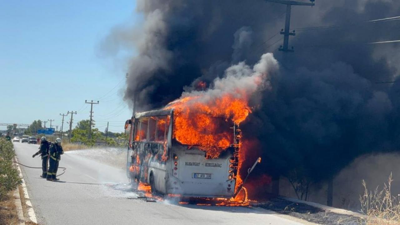 Yolcu midibusu alev alev yandi faciadan donuldu Tvkd29fR.jpg