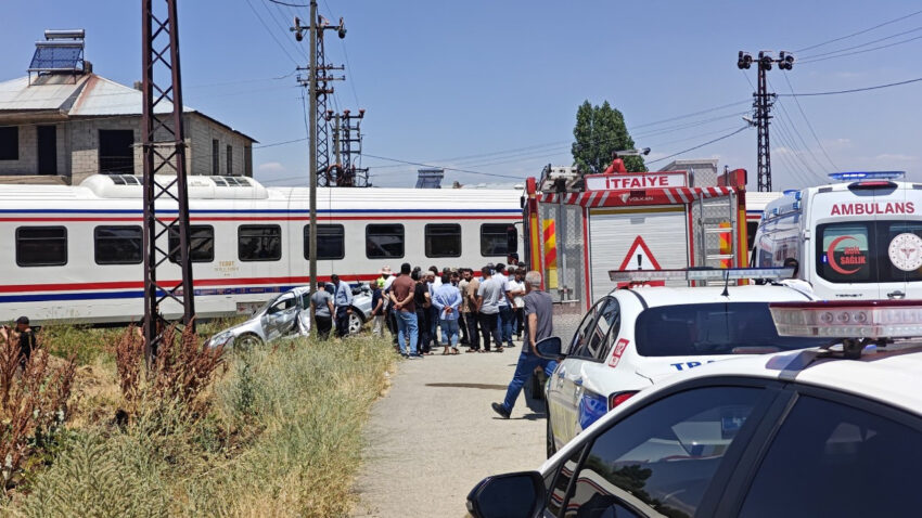 Yolcu treni otomobile carpti 3 yarali n3ejvmaa.jpg