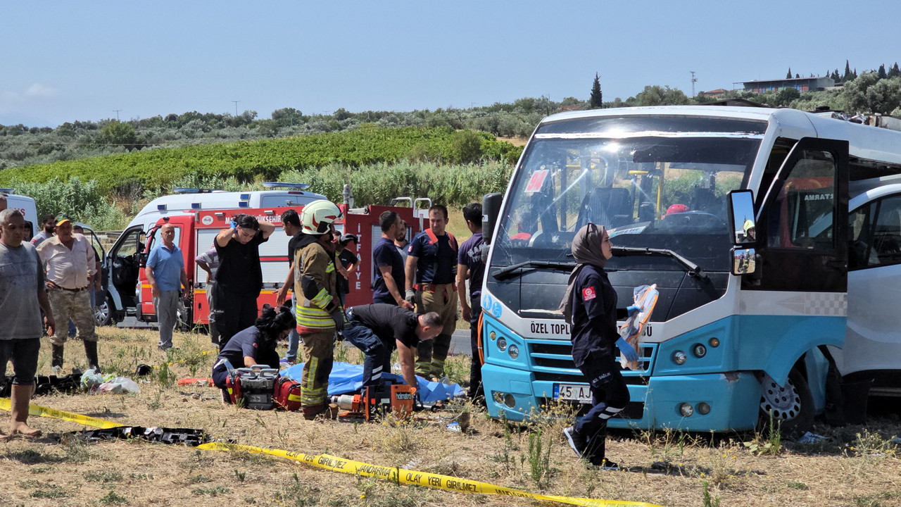 Yolcular dehşeti yaşadı: Manisa’daki kazada ölü ve yaralılar var