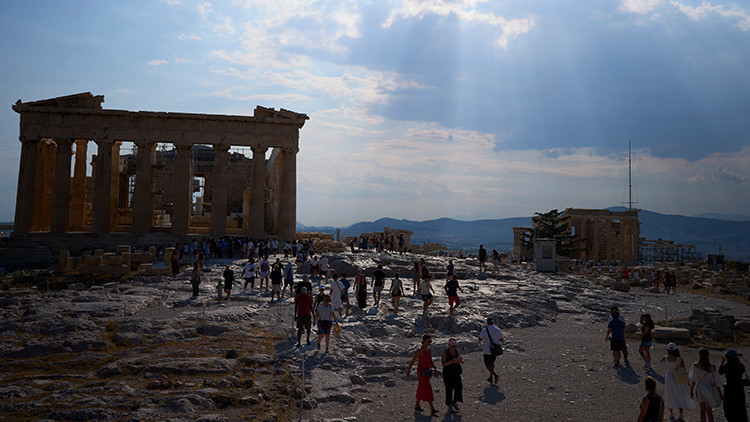 Yunanistanda bicakli saldiri turistik alanda dehset dUt5wtpI.jpg