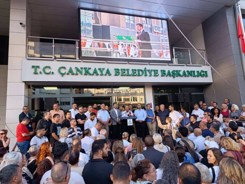 Yurttaslar tutuklama sonrasi belediye onunde toplandi gunerin sucu yurunecekse yol ozgur ozelle yurunur demesidir Z8AuVhID.jpg