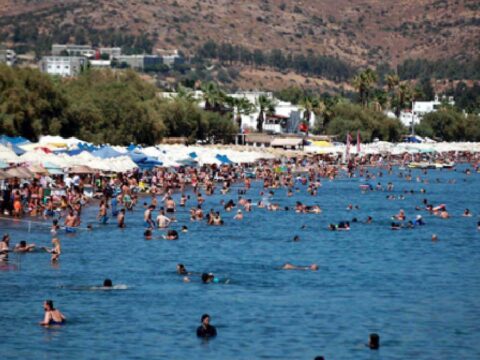 Yuz binlerce turist rotasini bu ilcemize cevirdi akin akin geliyorlar otellerde yer kalmadi fMqV722c.jpg