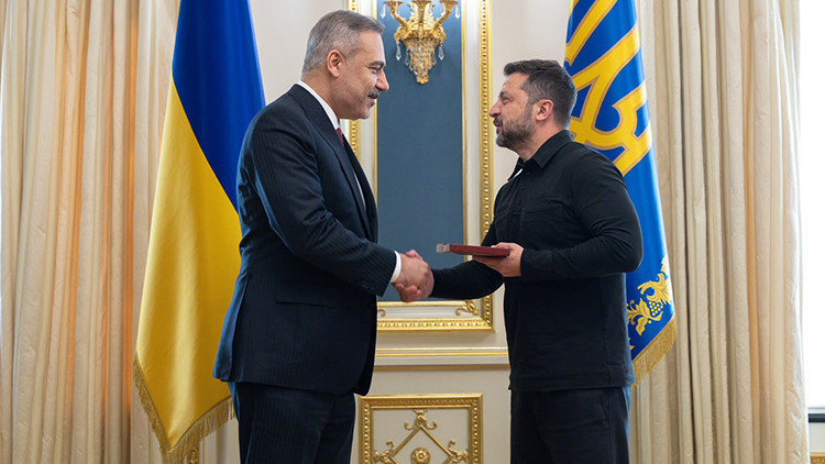 Zelenskiy disisleri bakani fidana ikinci derece liyakat nisanini tevcih etti DhlN19Dk.jpg