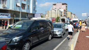 5-arac-birbirine-girdi-d400de-trafik-kilitlendi-PmDsxP8k.jpg