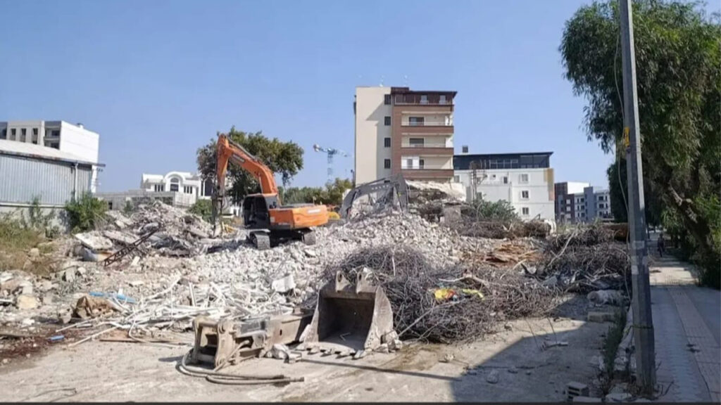 anaokulu-ve-saglik-merkezi-dibinde-enkaz-ayristirma-tepkisi-temiz-hava-luks-degil-yasam-hakkidir-R5AGyWtk.jpg