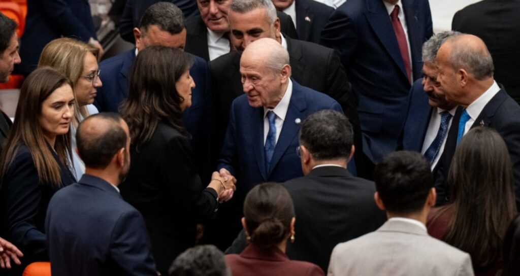 bahceli-oylama-sonunda-zilgitlarla-karsilandi-UAWOuMWG.jpg