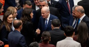 bahceli-oylama-sonunda-zilgitlarla-karsilandi-UAWOuMWG.jpg