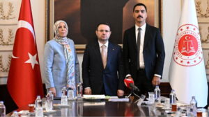 bakan-gurlek-muhsin-yazicioglunun-esi-ve-oglu-ile-bir-araya-geldi-PXBVclxA.jpg