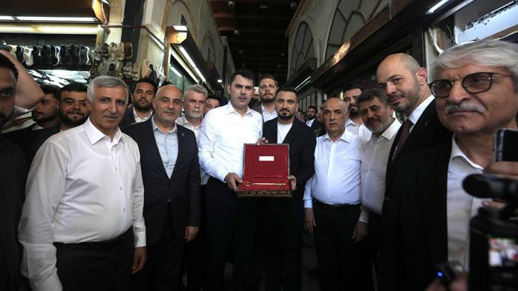 Bakan Kurum’a Kahramanmaraş’ta yeniden ihya edilen Kapalı Çarşı’nın sembolik anahtarı verildi