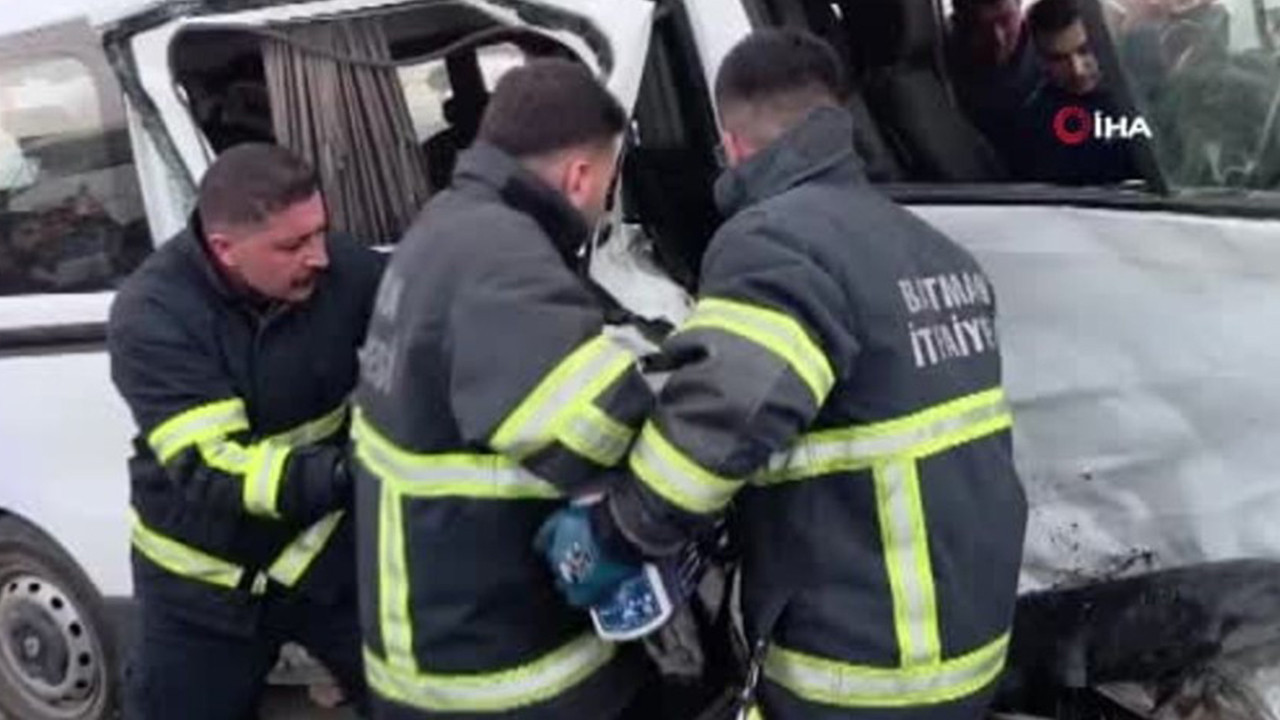 batmanda-iki-minibus-carpisti-2si-agir-9-kisi-yaralandi-58WzvDj7.jpg