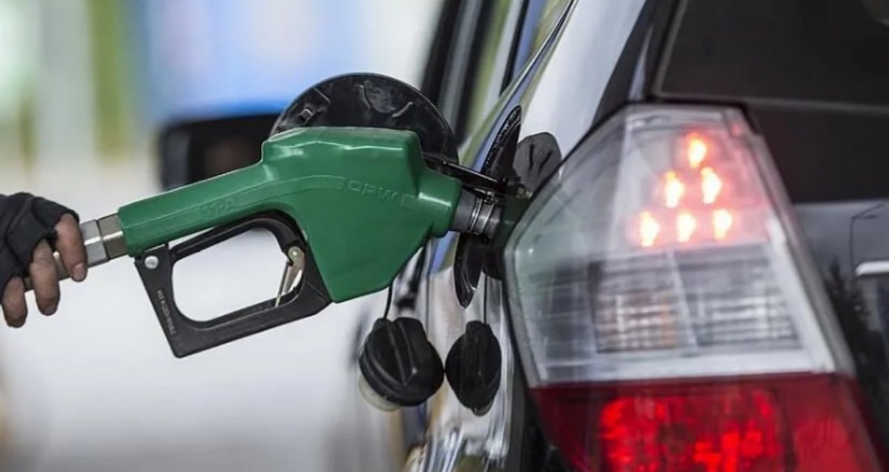 Benzine peş peşe zamlar! Tabelanın başı döndü