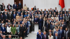 cerceve-yasa-onaylandi-tbmmdeki-tarihi-gunden-kareler-H135STQp.jpg