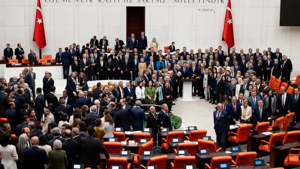 cerceve-yasa-rekor-oyla-meclisten-gecti-iste-isim-isim-parti-parti-kullanilan-oylar-lnt736Lf.jpg