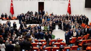 cerceve-yasa-rekor-oyla-meclisten-gecti-iste-isim-isim-parti-parti-kullanilan-oylar-lnt736Lf.jpg