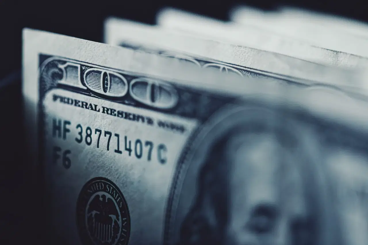 Dolar/TL tarihi zirvesini yeniledi: Dünyada düşüyor, Türkiye’de rekor kırıyor
