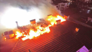 elektrik-panosunda-cikan-yangin-apartmanin-catisini-sardi-2xISgDvU.jpg