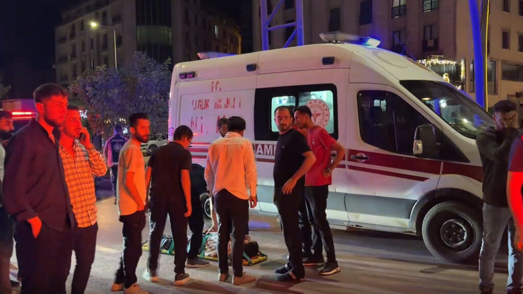 gecenin-sessizligini-siren-sesleri-bozdu-hakk-ride-kontrolden-cikan-arac-dehset-sacti-iRhpGFKJ.jpg