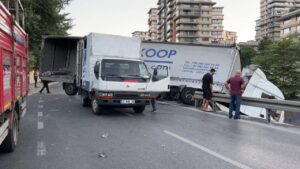 istanbulda-tir-dere-yatagina-dustu-yarali-var-WqQlPhes.jpg