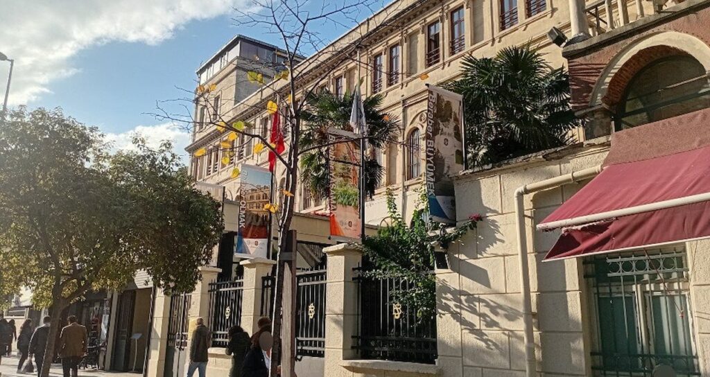 istanbulun-unlu-fransiz-lisesine-para-cezasi-WP4p8eTt.jpg