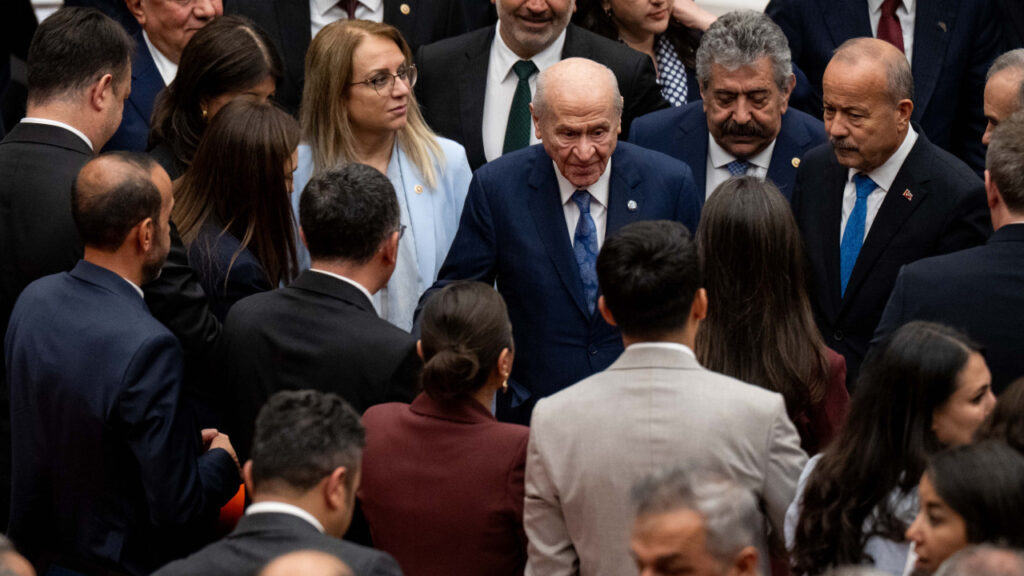 iste-surec-yasasinin-kabul-edildigi-anlar-zilgitlar-cekildi-alkislar-koptu-tarihi-kare-de-tekrarlandi-2PGFIni4.jpg