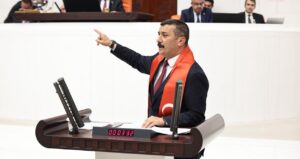 iyi-partili-selcuk-turkoglu-sehit-isimlerini-okumaya-basladi-oturuma-ara-verildi-5uZnPaUq.jpg