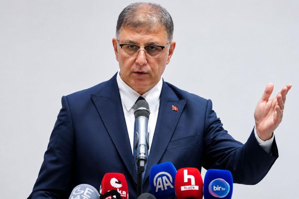 izmir-buyuksehir-belediye-baskani-cemil-tugay-gectigimiz-gunlerde-ayrildigi-chpnin-whatsapp-grubuna-yeniden-eklendi-vQcwd4Xz.jpg
