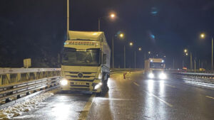kalp-krizi-geciren-tir-surucusu-bariyerlere-carparak-kaza-yapti-24UnuMFx.jpg