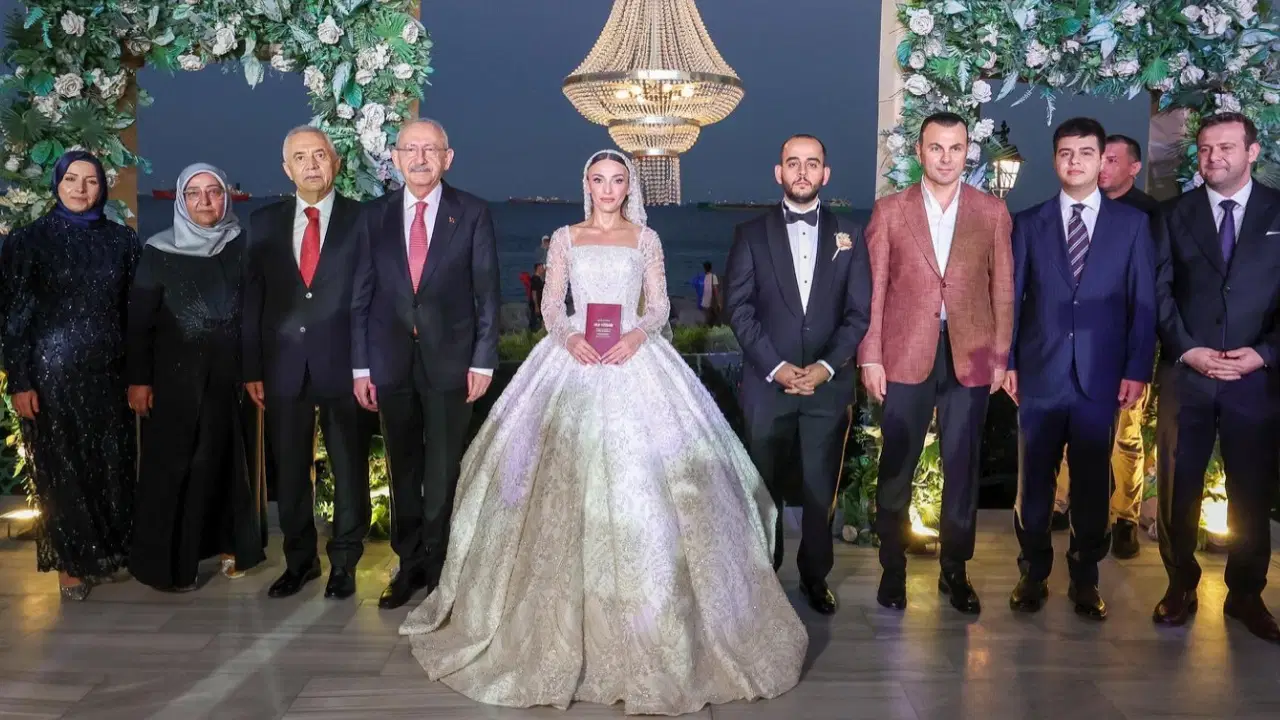 Kemal Kılıçdaroğlu, AKP’li Seyithan İzsiz ile birlikte nikah şahitliği yaptı