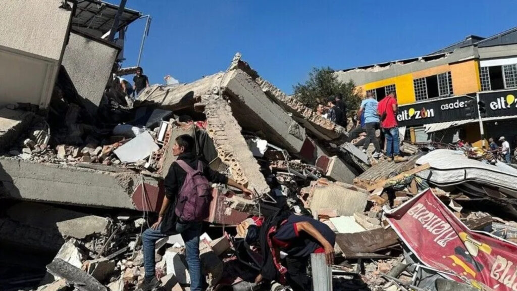 kolombiyada-74-buyuklugunde-deprem-111-kisi-hayatini-kaybetti-VqbrFGmF.jpg