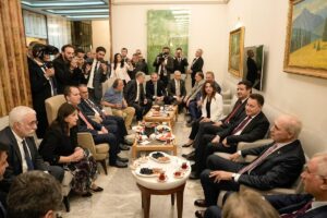 meclis-kulisinde-dikkat-ceken-diyalog-babacanin-sozlerine-aladan-bambu-agaci-yaniti-RUCxVjBw.jpg