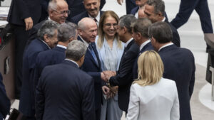 mecliste-bahceliden-ozele-gulumseten-soru-bir-gecede-91-vekile-nasil-ulastiniz-zHr7mD5c.jpg