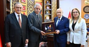 mhp-tbmm-grubundan-bahceliye-ozel-hediye-AOHSg3B7.jpg