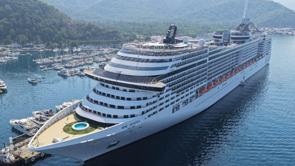 msc-divina-kruvaziyeri-marmarise-demirledi-4-bin-180-turist-geldi-3vbq7rPa.jpg