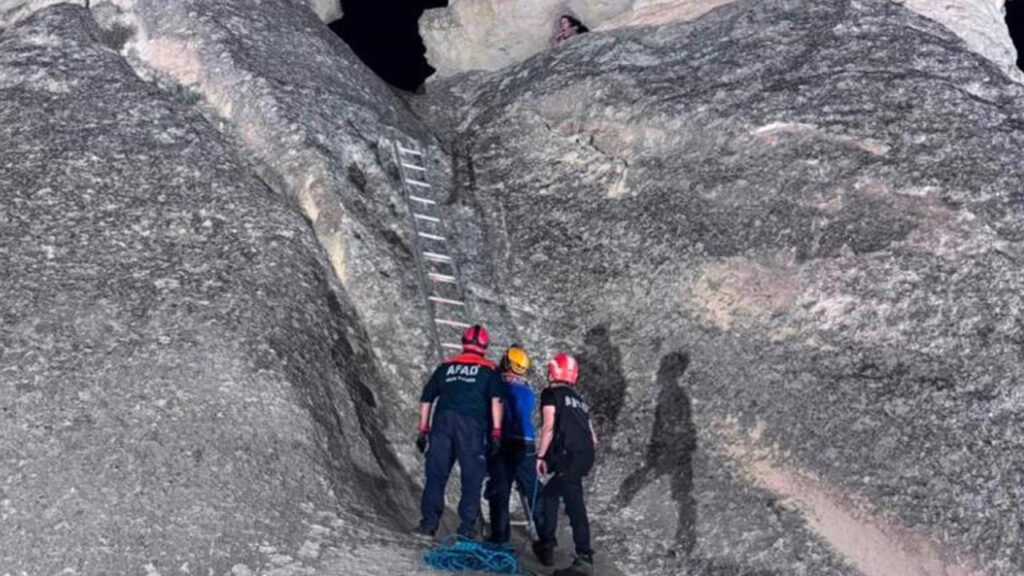 nevsehir-pasabaglarinda-peribacasinda-mahsur-kalan-turist-afad-tarafindan-kurtarildi-ivGyIAqy.jpg