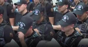 polis-memuru-gazilerin-eyleminde-gozyaslarina-engel-olamadi-4StO1Wth.jpg