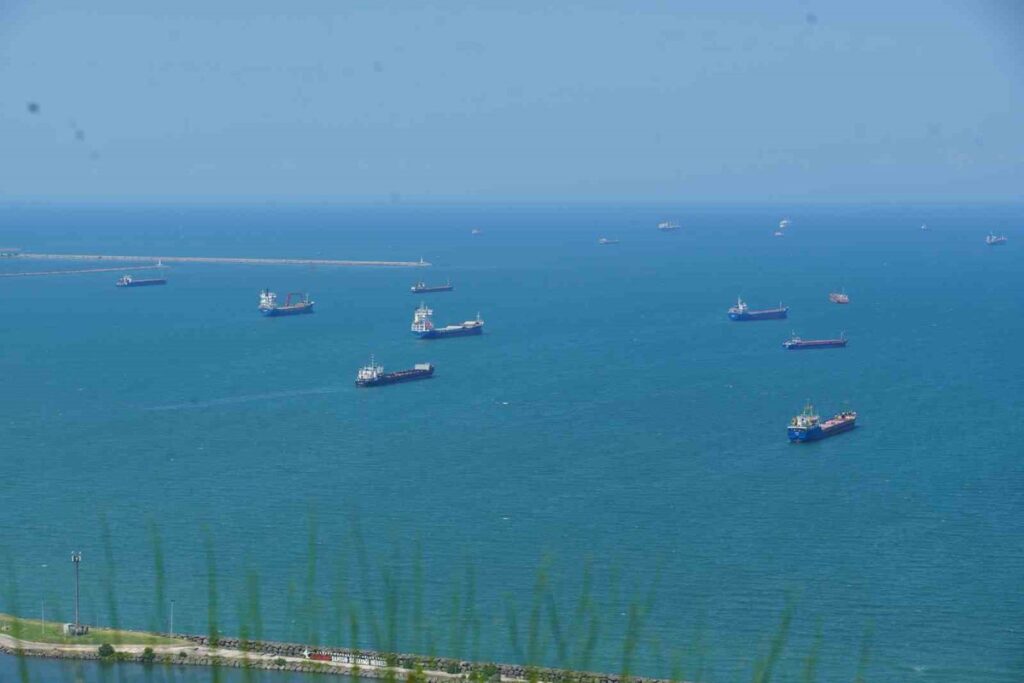 samsun-aciklarinda-gemi-yogunlugu-artiyor-vHWCNH6j.jpg