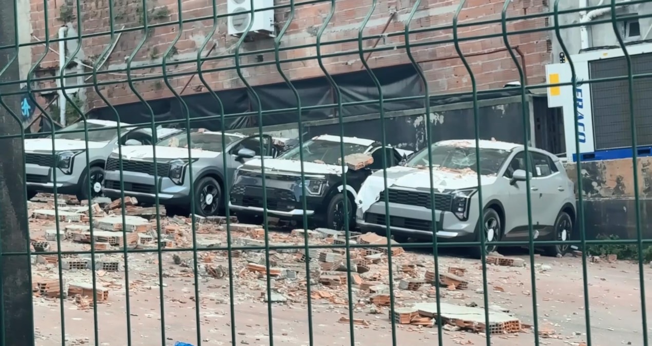 Sıfır araçların üzerine devrildi: 30 milyon liralık hasara yol açtı