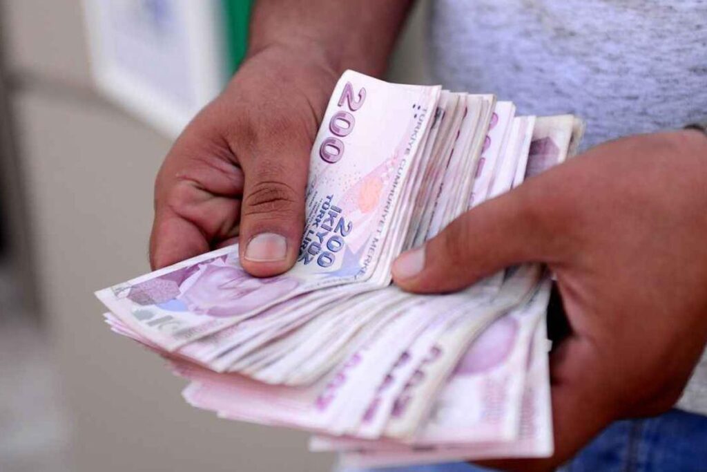 suruculer-gune-zamla-basladi-benzinin-litresi-bazi-illerde-72-lirayi-asti-25gOmkPM.jpg