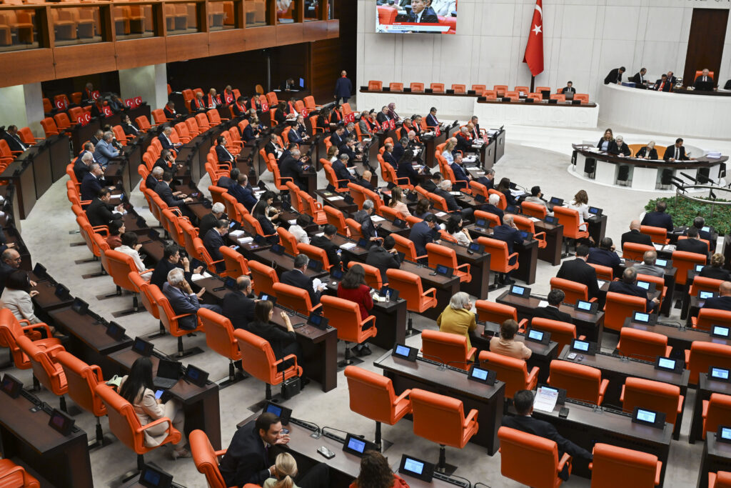 terorsuz-turkiye-yasasi-tbmmde-kabul-edildi-siyasilerden-birlik-mesaji-IRS9ag5n.jpg