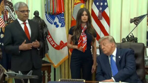 trumpin-elestirdigi-basina-geldi-ofisinde-uyukladi-canli-yayina-yakalandi-HBCQqXfT.jpg