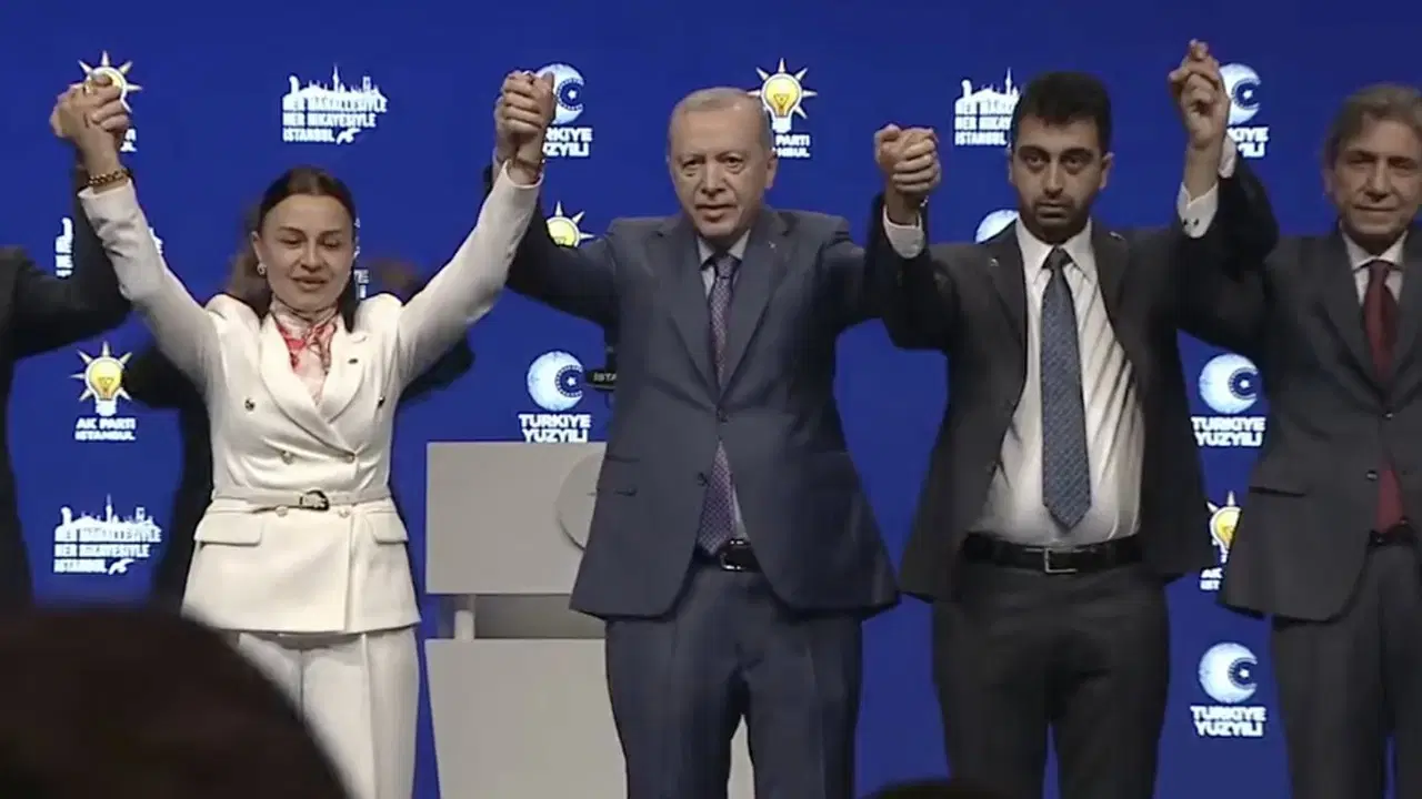 Tuzla, Çekmeköy ve Şile belediyeleri resmen AKP’ye geçti: Erdoğan Eren Ali Bingöl, Orhan Çerkez ve Sacit Terzi’ye rozet taktı