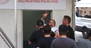 ultraslan-lideri-adliyeye-sevk-edilirken-sayin-ocalana-ozgurlukslogani-atti-ctfOUYI6.jpg