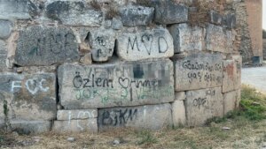 unesco-gecici-listesindeki-iznikte-tarihi-surlara-sprey-boyayla-zarar-verdiler-xzMMNJDH.jpg