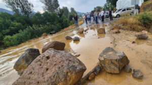 yamactan-kopan-kaya-parcalari-yolu-kilitledi-ulasim-durma-noktasina-geldi-I3uMeflm.jpg